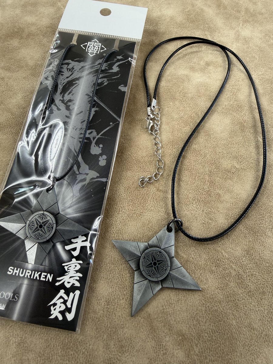 Sawmaster1919's tweet photo. 【ミニ手裏剣チョーカー　の巻】

リアル手裏剣もかなり需要はあるのだが、ちょっとした土産と言うわけには行かない。そう、ふらっと、日本らしい手土産にするのに、ちょうど良い価格帯の小物作ってみた❣️

今期、ライナップをずらーり制作予定。イヤリング＆ピアスなど女性向けも良いかもね(^O^) https://t.co/YKzDJNm4d6