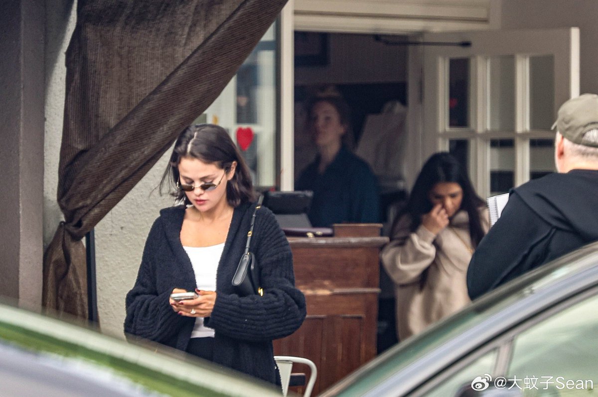 Selena Gomez quittant un restaurant en Californie. (15/02)