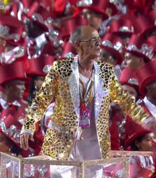 ArquivoCarnaval's tweet photo. Reparem: não tivemos alegoria com escultura do Ciça como o conhecemos. A cena que fica é a dele, presente no desfile. 

Essa é a imagem do #Carnaval2026 até agora. https://t.co/5ewVJ4eve9