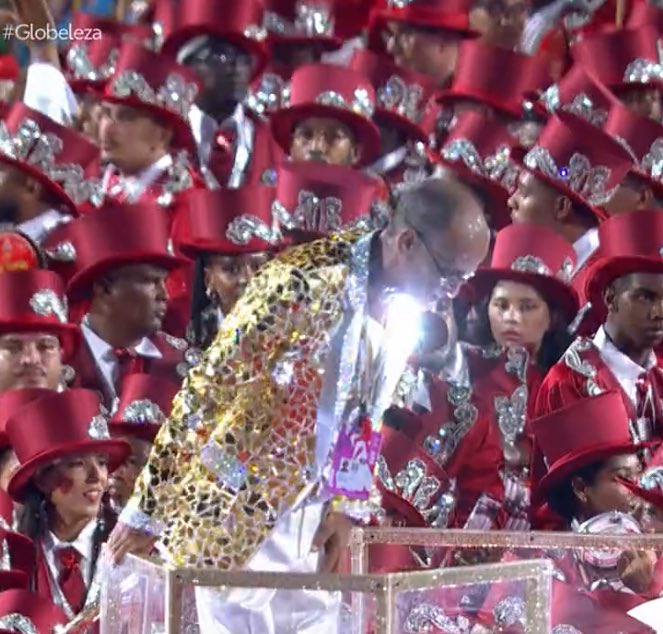 ArquivoCarnaval's tweet photo. Reparem: não tivemos alegoria com escultura do Ciça como o conhecemos. A cena que fica é a dele, presente no desfile. 

Essa é a imagem do #Carnaval2026 até agora. https://t.co/5ewVJ4eve9