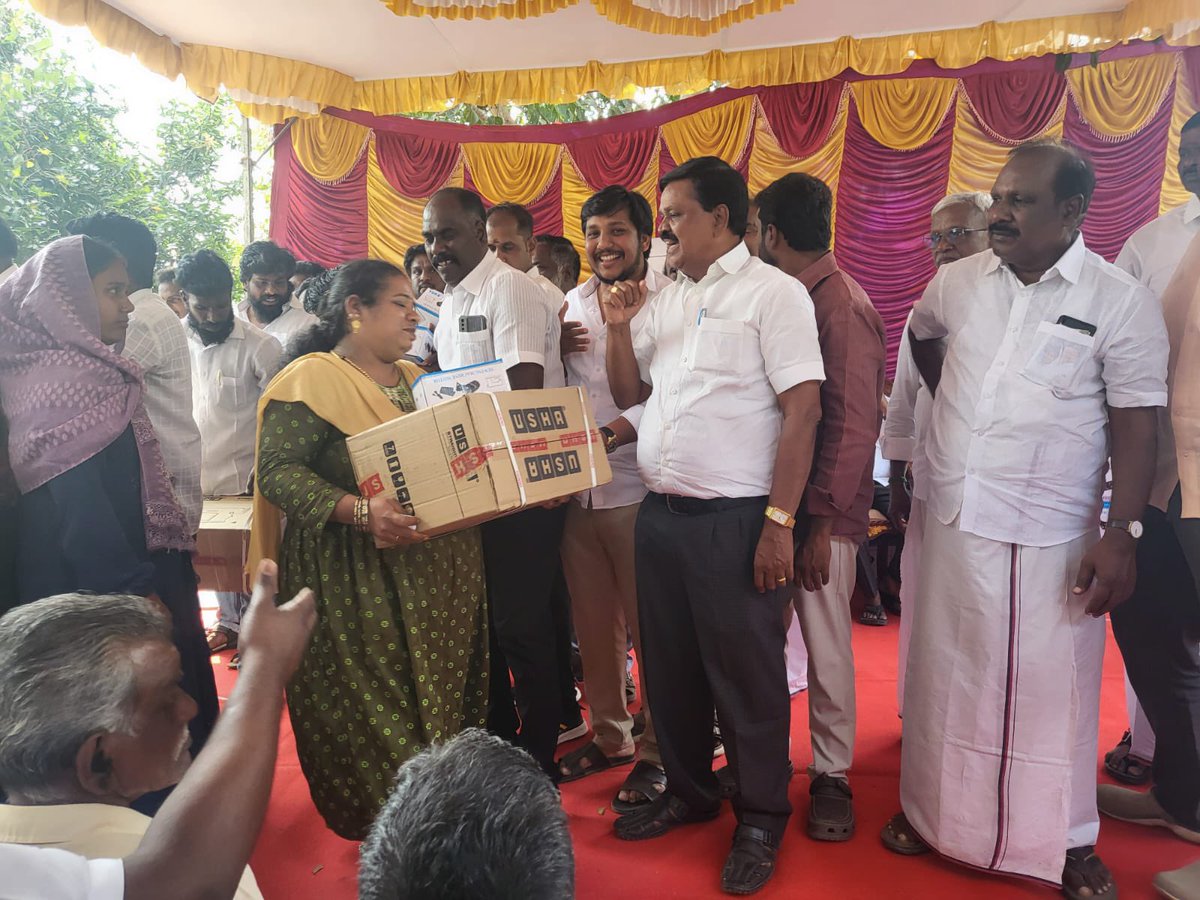 KAVK_DMK's tweet photo. ஹூண்டாய் தொழிற்சாலையின் சி எஸ் ஆர் நிதி மூலம் ஸ்ரீபெரும்புதூர் வட்டார வளர்ச்சி அலுவலகத்தில் சட்டமன்ற தொகுதிக்குட்பட்ட ஆயிரம் மகளிருக்கு தையல் இயந்திரங்கள் வழங்கும் நிகழ்ச்சி சட்டமன்ற உறுப்பினர் அண்ணன் செல்வப் பெருந்தகை அவர்கள் ஏற்பாட்டின் ஒன்றிய குழு பெருந்தலைவர் அண்ணன் எஸ்டி கருணாநிதி மற்றும் ஒன்றிய செயலாளர் அண்ணன் நா கோபால் ஆகியோர் தலைமையில் நடைபெற்றது.