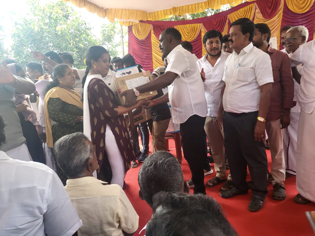 KAVK_DMK's tweet photo. ஹூண்டாய் தொழிற்சாலையின் சி எஸ் ஆர் நிதி மூலம் ஸ்ரீபெரும்புதூர் வட்டார வளர்ச்சி அலுவலகத்தில் சட்டமன்ற தொகுதிக்குட்பட்ட ஆயிரம் மகளிருக்கு தையல் இயந்திரங்கள் வழங்கும் நிகழ்ச்சி சட்டமன்ற உறுப்பினர் அண்ணன் செல்வப் பெருந்தகை அவர்கள் ஏற்பாட்டின் ஒன்றிய குழு பெருந்தலைவர் அண்ணன் எஸ்டி கருணாநிதி மற்றும் ஒன்றிய செயலாளர் அண்ணன் நா கோபால் ஆகியோர் தலைமையில் நடைபெற்றது.