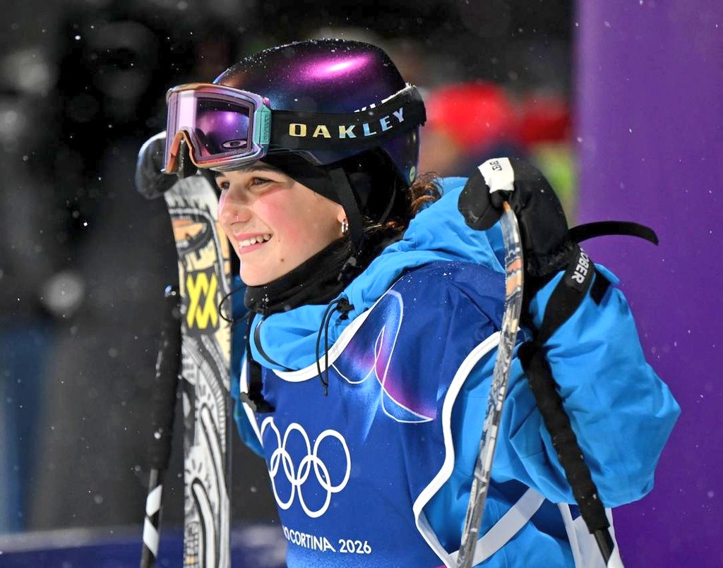 Il senso di Flora per la neve. 
E per i salti.
Vincere un bronzo olimpico su una gamba e mezza, perchè il tuo ginocchio destro è rotto. Il timore di dover dire addio al sogno a cinque cerchi per l'infortunio rimediato 102 giorni fa, la lesione del legamento crociato. La scelta di