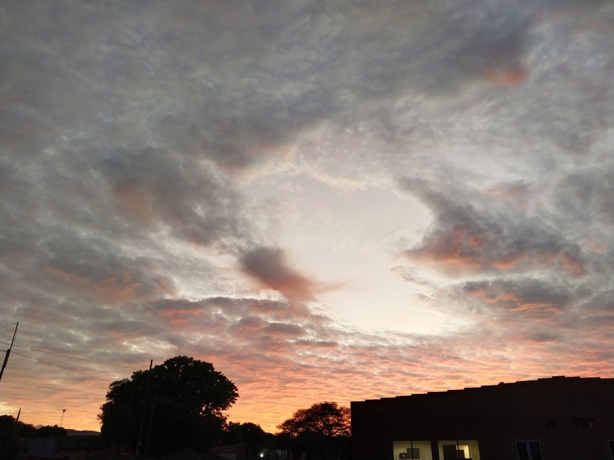 E s m a r í tweet media