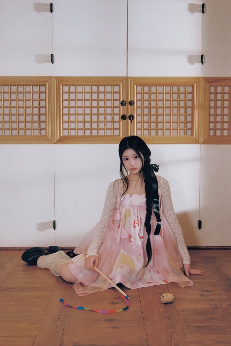 한국 디자이너라는 정체성을 지키는 게 중요하다면서 북촌 한옥마을에 스토어 여는 민주킴 의상에 개인 사진이랑 유닛 사진에까지 우리나라 전통놀이 하나씩 넣은 것도 걍 개좋음 이게아일릿이야