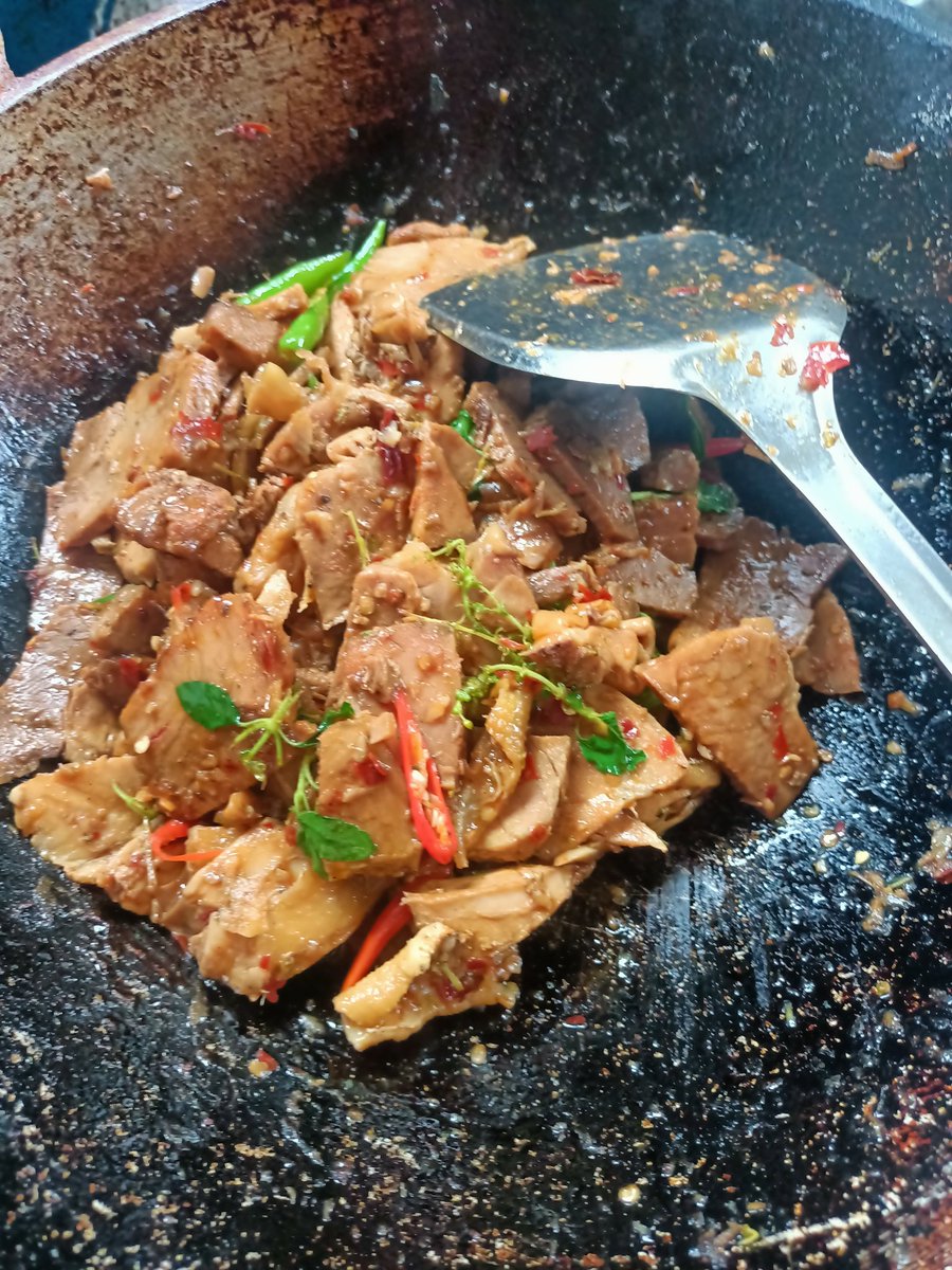 เมนูส่งท้ายของไหว้ตรุษจีน 
หมูไก่คั่วพริกแห้งดอกกะเพรา แซ่บบ!!!!!