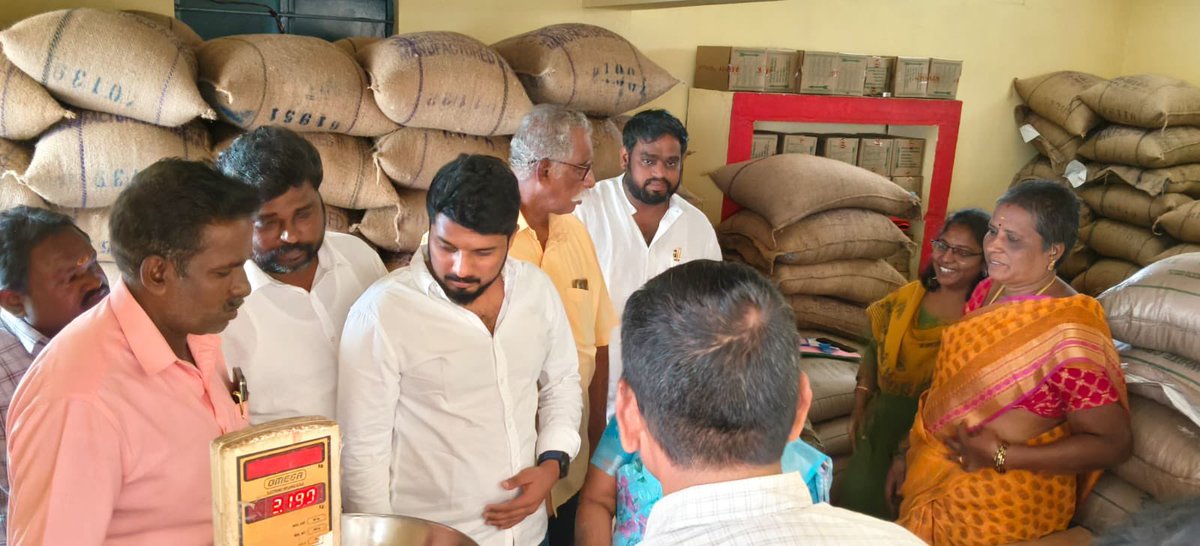KAVK_DMK's tweet photo. நீண்ட நாட்களாக இருந்த மக்கள் கோரிக்கை நிறைவேற்றப்பட்டுள்ளது - இன்று அம்பேத்கர் பகுதியிலுள்ள ரேஷன் கடை மக்கள் பயன்பாட்டிற்கு கொண்டு வரப்பட்டுள்ளது. https://t.co/pEVwIdcUHI