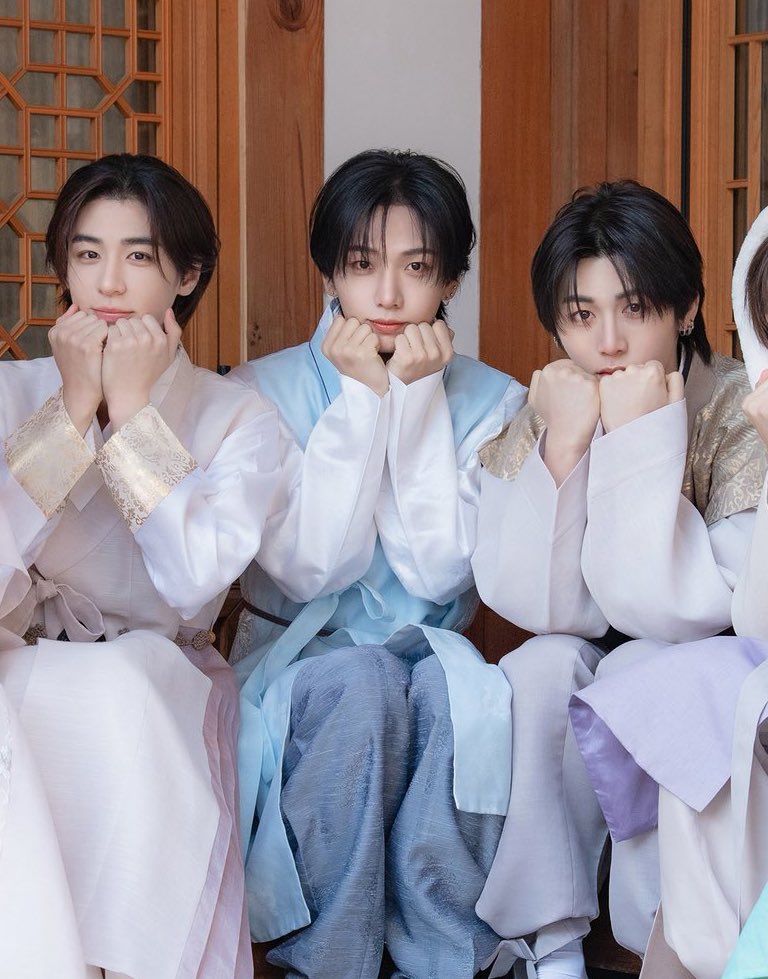 하필 양쪽 04동생들  둘 다 솥뚜껑 손이어서 비교되는거 봐 ㅋㅋㅋㅋㅋㅋㅋㅋㅋㅋㅋ