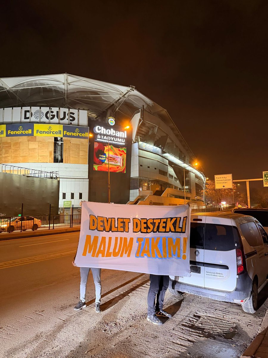 🗣️ Galatasaray taraftarının gece Kadıköy'de açtığı pankart:

"Devlet destekli malum takım."