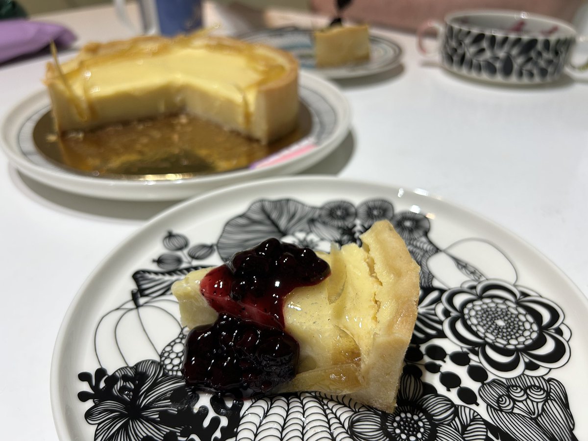 sheishine's tweet photo. お店。トイレの壁がオシャレだった。
あと、毎年買ってるSweet Obsession の大好きなレモン&オレンジのフランにブルーベリーコンポートをかけたのを家で食べた。満足…
#birthdaydinner #japaneserestaurant #newfuji #vancouver #sweetobsession https://t.co/JC7rAakao9