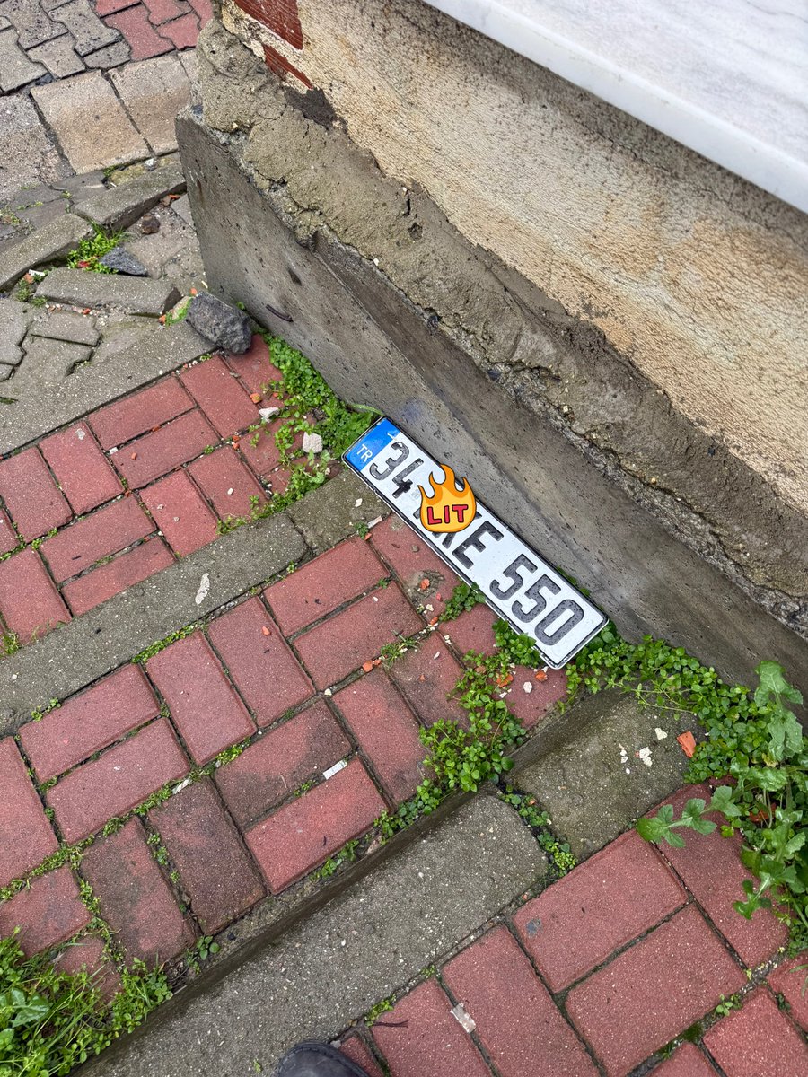 Birisi plakasını park etmiş böyle yer tutamazsınız