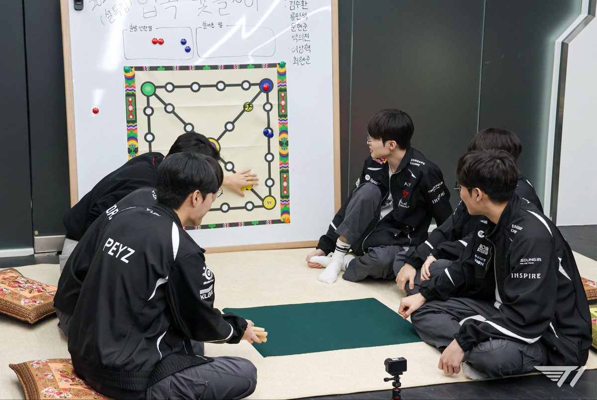 T1 LoL tweet media