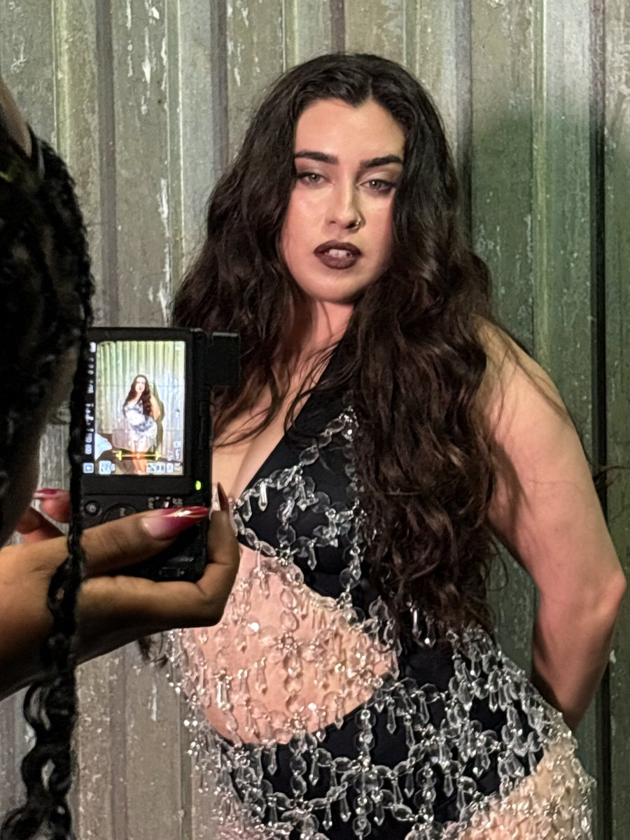 EU NUNCA VOU CANSAR DE DIZER QUE A LAUREN É GOSTOSA PQP QUE MULHER GOSTOSA DO CARALHO