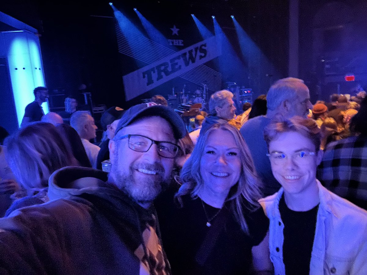 ThainTammy's tweet photo. @thetrews Such a great show in Calgary tonight! #NotReadyToGo https://t.co/hhkE2waEam