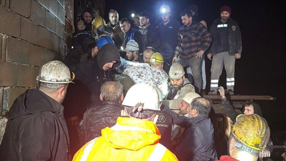 Zonguldak'ta özel maden ocağında meydana gelen göçükte mahsur kalan 3 işçiden biri kurtarıldı, iki işçinin ise cansız bedenlerine ulaşıldı.