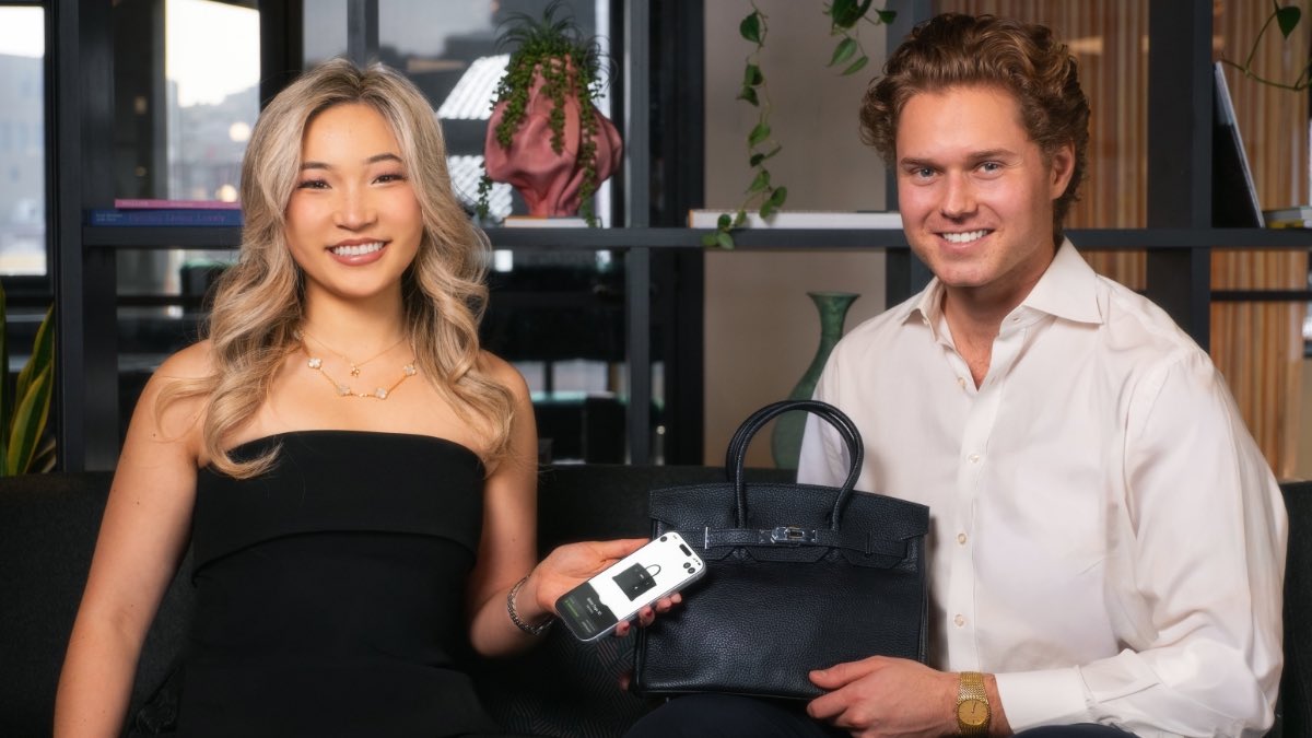 RoyceTechnology's tweet image. A former product manager from Tesla is taking on the $500B counterfeit industry - starting with luxury goods. Think handbags, and collectibles that can instantly verify authenticity with a simple tap.
Could this be the future of luxury??
#luxurytechnology #luxurytech #techcrunch