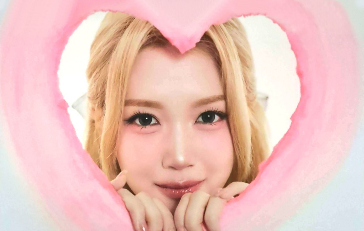 peeking..... 💚🩷