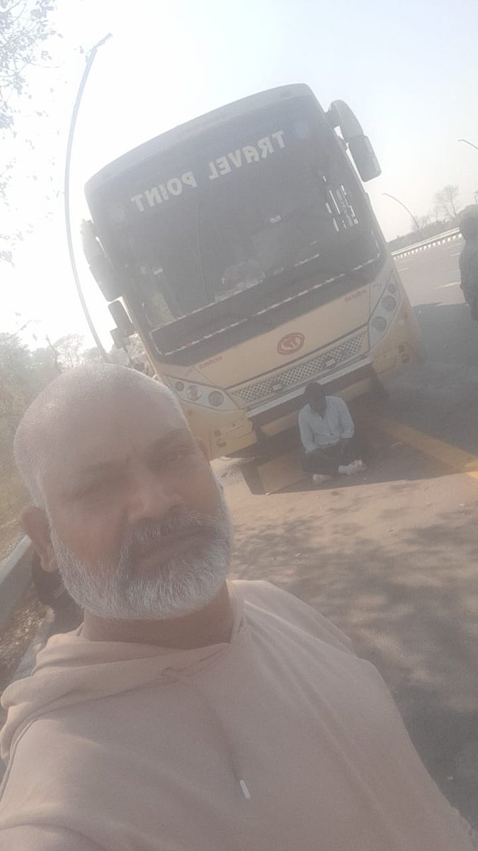 Utkarsh_00001's tweet photo. @Uppolice @agrapolice @jagograhakjago @nitin_gadkari @MORTHIndia #ConsumerRights #HighwaySafety #redBus #Emergency https://t.co/zi495zkTk4