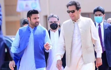 BBCUrdu's tweet photo. پی ٹی آئی کے سینیئر رہنما زلفی بخاری نے اس خدشے کا اظہار کیا ہے کہ اگر سابق وزیرِ اعظم عمران خان کے ساتھ جیل میں ناروا سلوک جاری رکھنے دیا گیا تو ایک دن انھیں ختم بھی کیا جا سکتا ہے۔
مکمل تفصیلات: https://t.co/BzHVizT1bs https://t.co/K7JjGJFaTp