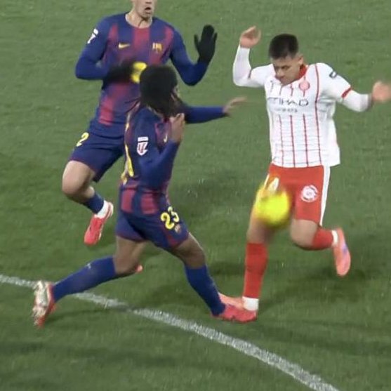 idextratime's tweet photo. 🚨 NEW : Komite Teknis Wasit (CTA) Spanyol meyakini bahwa seharusnya terjadi pelanggaran Echeverri terhadap Jules Koundé, dalam proses terjadinya gol kedua Girona (2-1) yang dicetak oleh Fran Beltrán.

Analis wasit Iturralde González juga menyatakan bahwa gol tersebut seharusnya tidak disahkan karena adanya pelanggaran jelas. 

Ia juga menambahkan bahwa Echeverri seharusnya menerima kartu kuning atas tindakan tersebut.

📝 @jfelixdiaz