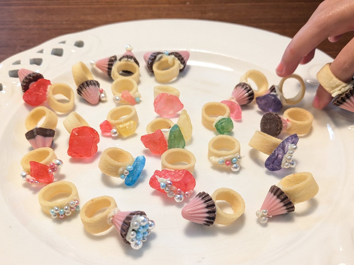 こどもオレンジページで見た
食べられるバレンタインクラフト💝💍
宝石デザイナーになったみたいでとても楽しい。