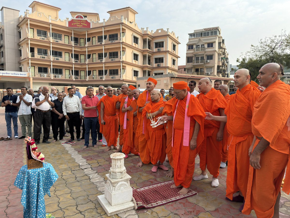 SGadiManinagar's tweet photo. Flag Changing Ceremony 🚩
Ceremonial flag changing of Maninagar Mandir in the divine presence of Acharya Swamiji Maharaj
#AcharyaSwamijiMaharaj #SwaminarayanGadi #ManinagarMandir #DhwajaAarohan #FlagChanging https://t.co/qNyxMQF4gI