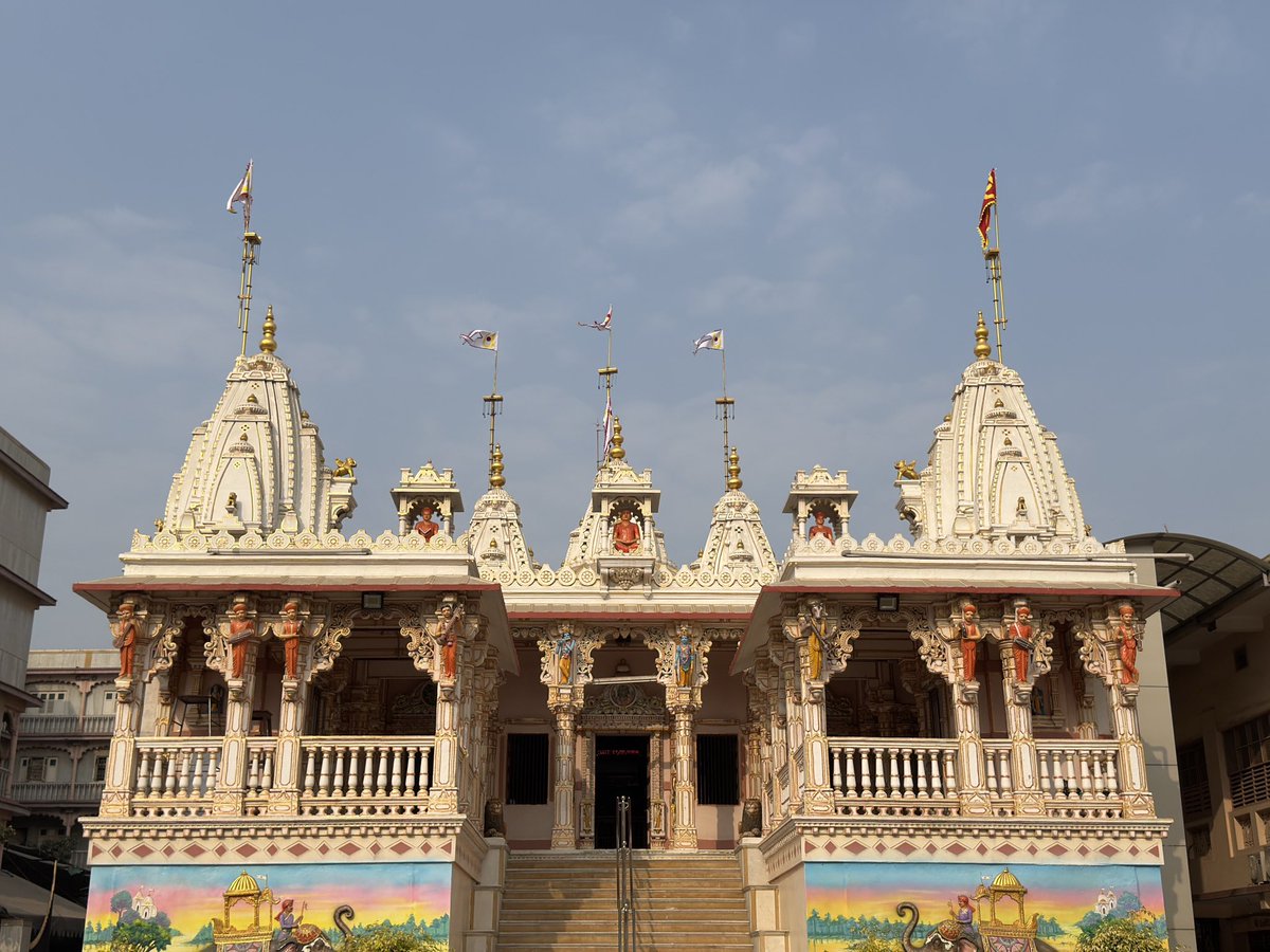 SGadiManinagar's tweet photo. Flag Changing Ceremony 🚩
Ceremonial flag changing of Maninagar Mandir in the divine presence of Acharya Swamiji Maharaj
#AcharyaSwamijiMaharaj #SwaminarayanGadi #ManinagarMandir #DhwajaAarohan #FlagChanging https://t.co/qNyxMQF4gI