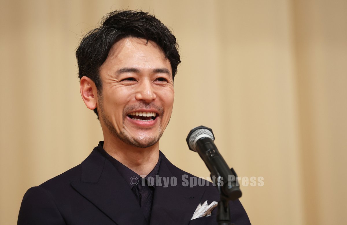 tospophoto's tweet photo. 【#ブルーリボン賞】 
 第６８回ブルーリボン賞授賞式
主演男優賞　#妻夫木聡　『宝島』
広瀬すず、李相日監督らと笑顔の妻夫木 https://t.co/cqabtlvjTu