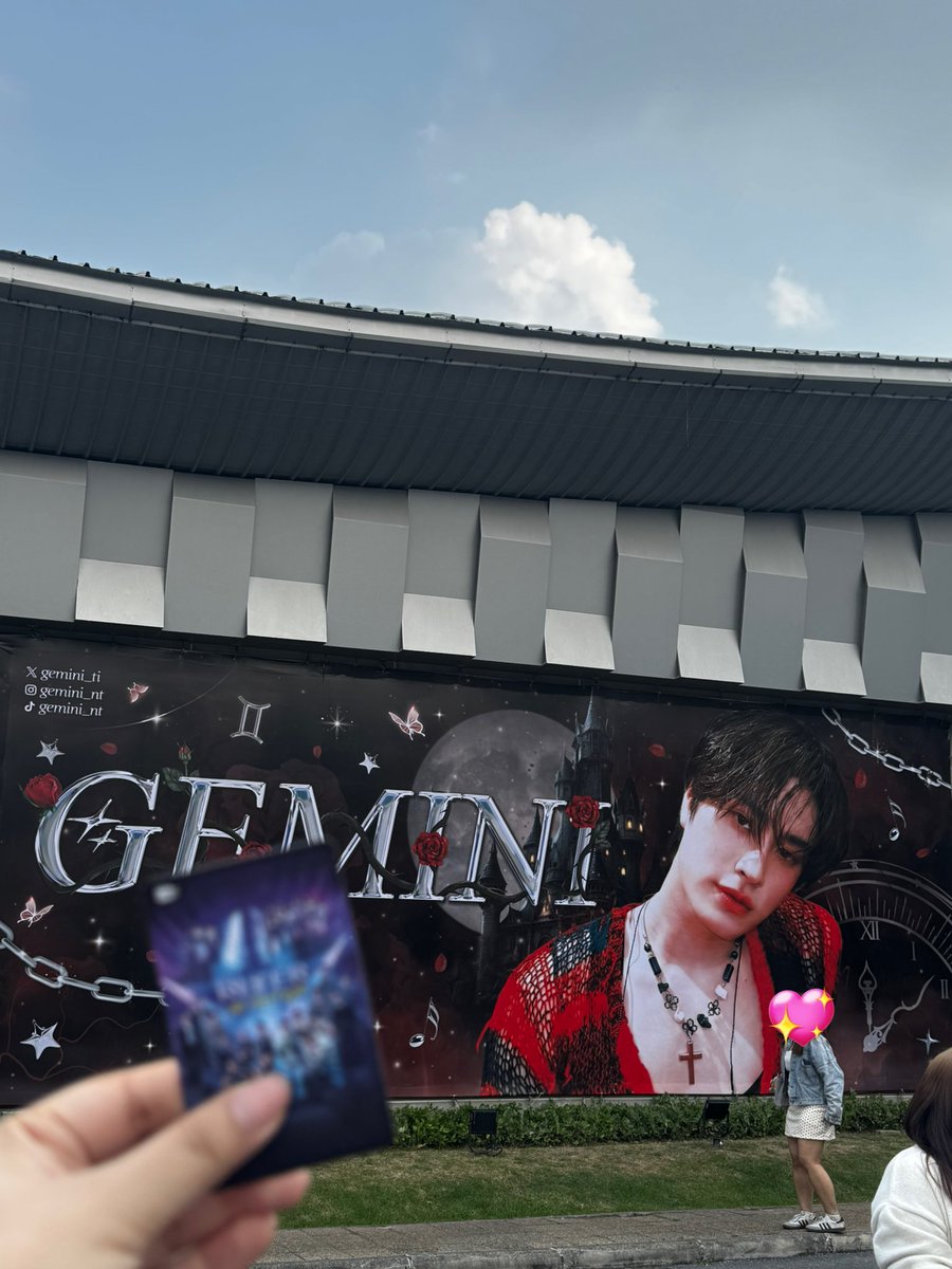 lilyoon_9397's tweet photo. Gen Z checked✅🤘🏻
(ป้ายยิ่งใหญ่อลังการ ไม่เสียชื่อเมนเจมีไนน์จริงๆ🤟🏻😛)
#GeminiProjectTH
#RISERCONCERT
#Gemini_NT #เจมีไนน์ https://t.co/kKuzWcKaG1
