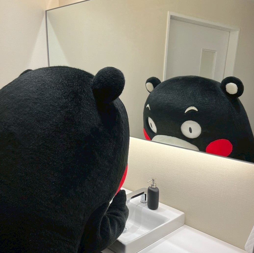 くまモンさんご確認ページ お仕事前に顔を洗ってから イケメソチェックを欠かさないくまモン