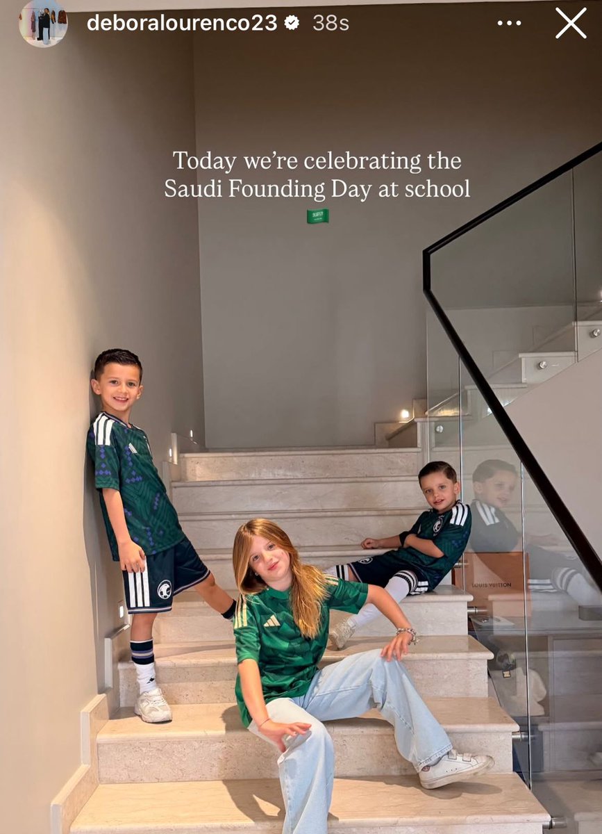 🚨🚨— أبناء روبن نيفيز بقميص المنتخب السعودي 

"اليوم نحتفل بيوم التأسيس السعودي في المدرسة ".🇸🇦💚