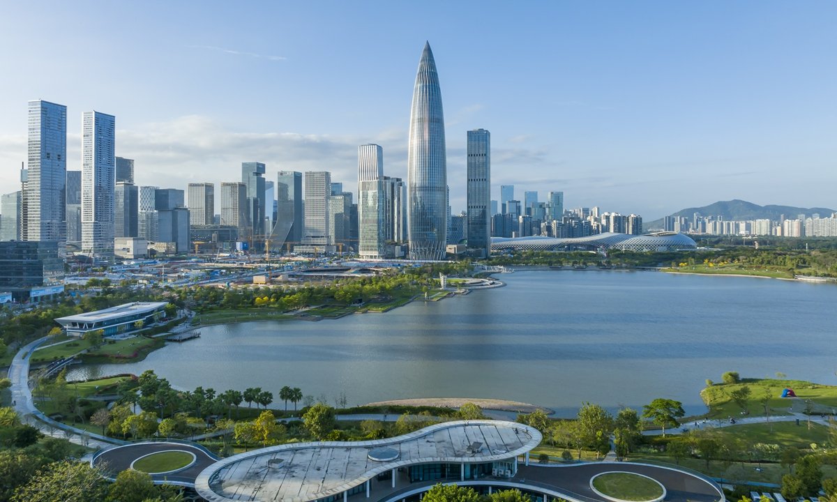 ทราบไหมครับ​ เมืองเซินเจิ้น​ ที่คนไทยหลายๆคนยังโคตรดูถูก​ ปัจจุบัน​มีรายได้ต่อหัว (GDP per capita) $35,000 ต่อปี​ มากกว่าไทยเกือบ​ 5 เท่า​ (คนไทย​ $7,700 ) แต่ในเขต​ Nanshan ของเซินเจิ้น​ ที่นี่มีรายได้ต่อหัวสูงถึง $70,000 ต่อปี​ สูงกว่าค่าเฉลี่ยในเยอรมนี แคนาดา หรือในอังกฤษ