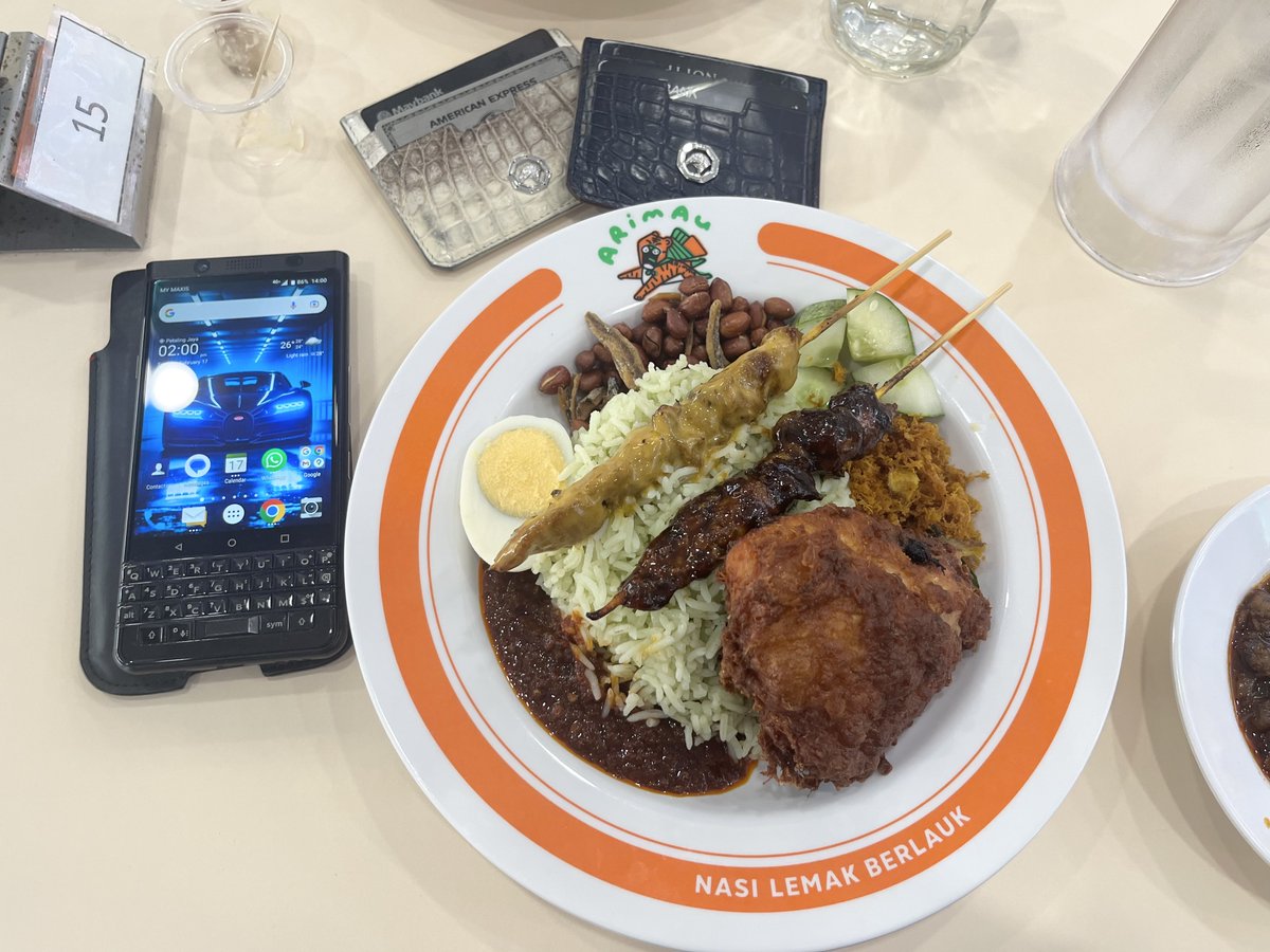 AzmilKamil's tweet photo. #Arimau Nasi lemak berlauk #DineInJournal https://t.co/RmKsvSOHwE