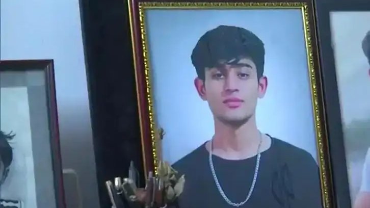 vocal_tv's tweet image. द्वारका में रील बनाते समय तेज रफ्तार स्कॉर्पियो चला रहे नाबालिग ने बाइक सवार 23 वर्षीय साहिल धनेश्वरा को जोरदार टक्कर मारी, जिससे उसकी मौके पर मौत हो गई। हादसे में टैक्सी ड्राइवर भी घायल हुआ। घटना 3 फरवरी की बताई जा रही है।

#SocialMedia #reelvideo #Dwarka #Accident