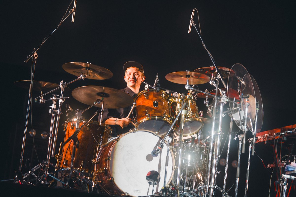 drums_com's tweet photo. 本日誕生日を迎えまた一つレベルアップしました🎂

今もこうしてドラムを叩いていられるのは本当に沢山の方々に支えて頂いてるお陰です❗️

有難うございます🙇

これからも演奏でお返ししていけるよう頑張りますので宜しくお願いします✨

山本淳也 https://t.co/kQSI2IL297