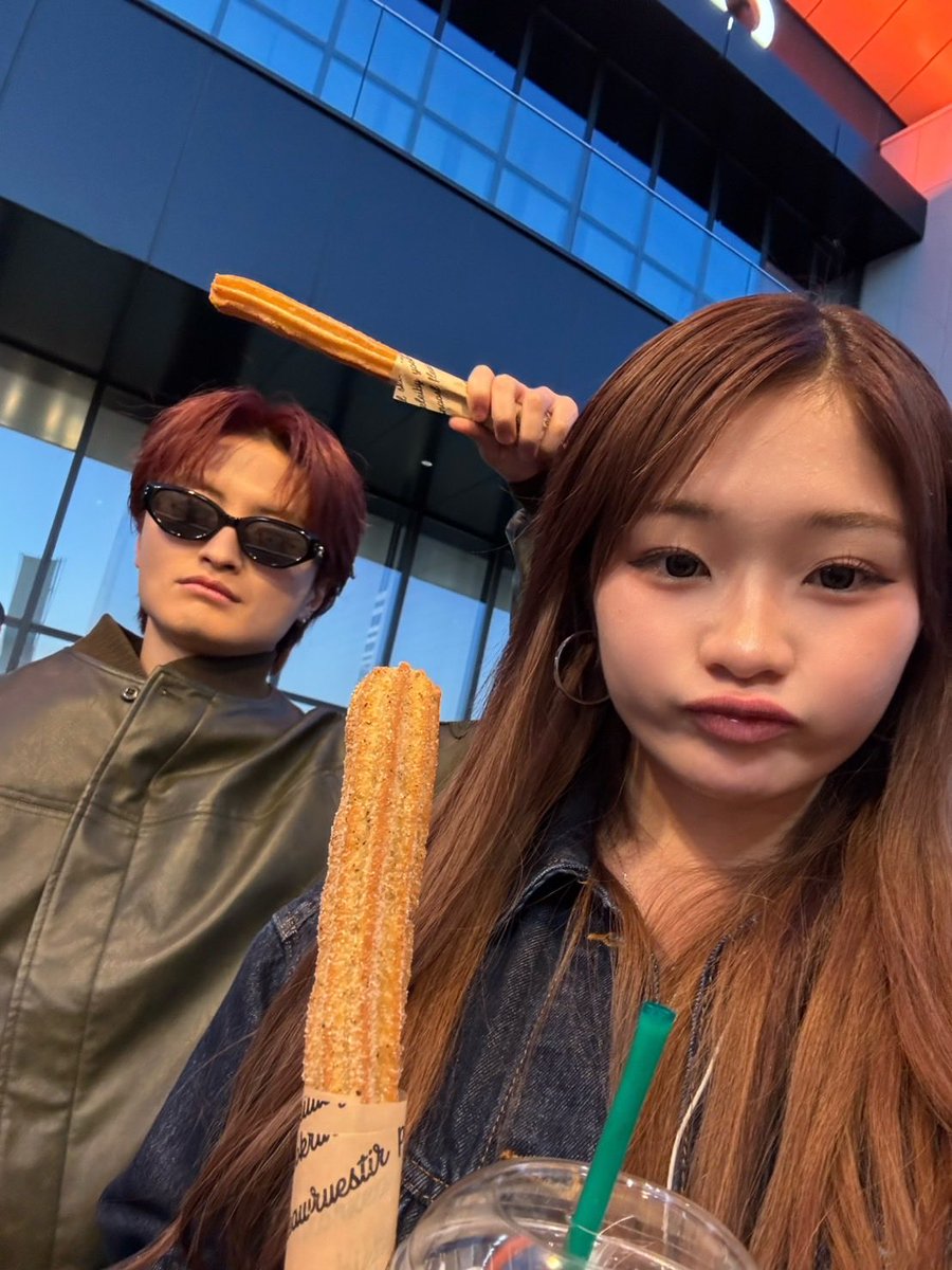 legit_cyber's tweet image. こんにちは！
CHAAです！
Round.5たくさんの応援ありがとうございました🥹🙏🏻❤️
勝利することができて本当に嬉しいです🔥💫
こっから勝ち続けます！！🏆

写真は
みんなでチュロス買いに行ったときにかいくんと撮ったものです⭐️
チュロスめちゃうまだった~😚

@HinataShimauchi #CHAA
#cyberagentlegit