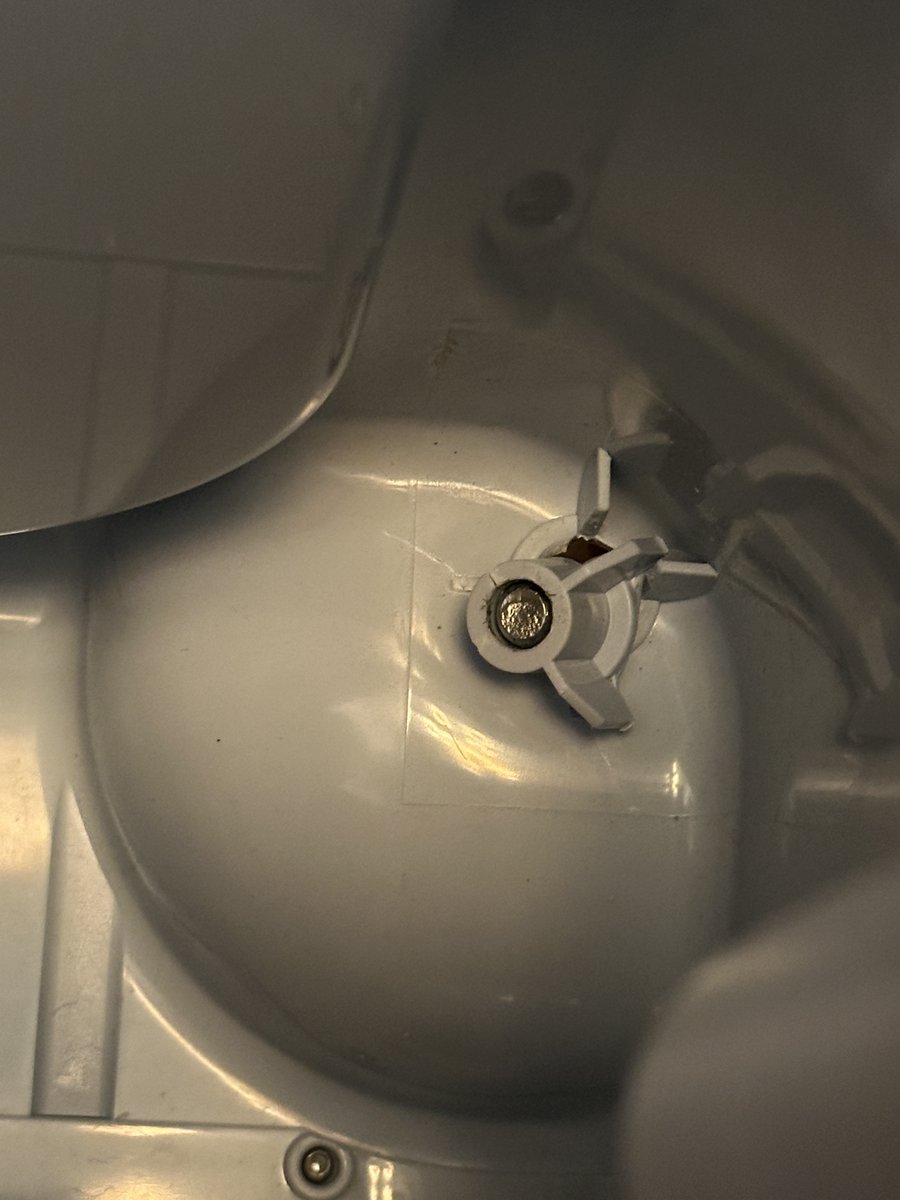 CTZNChan's tweet photo. Trip w/ the @JetKidscom was fine until we got to the gate on the return leg, looks like some cracks developed at some point that then ended in total failure? Kiddo's 40 lbs. Other one's still going strong. https://t.co/FdIX8HY5mr