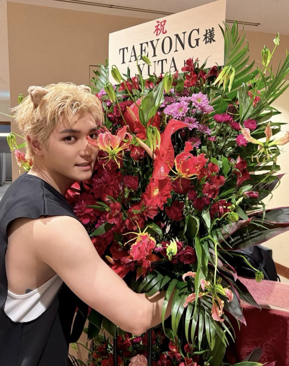 悠太から送られた真っ赤な花を抱きしめてるテヨンがめちゃくちゃ良い表情してるんだけど、そこに付けられてる楽曲がRuby……ユテなんて尊い……🌹