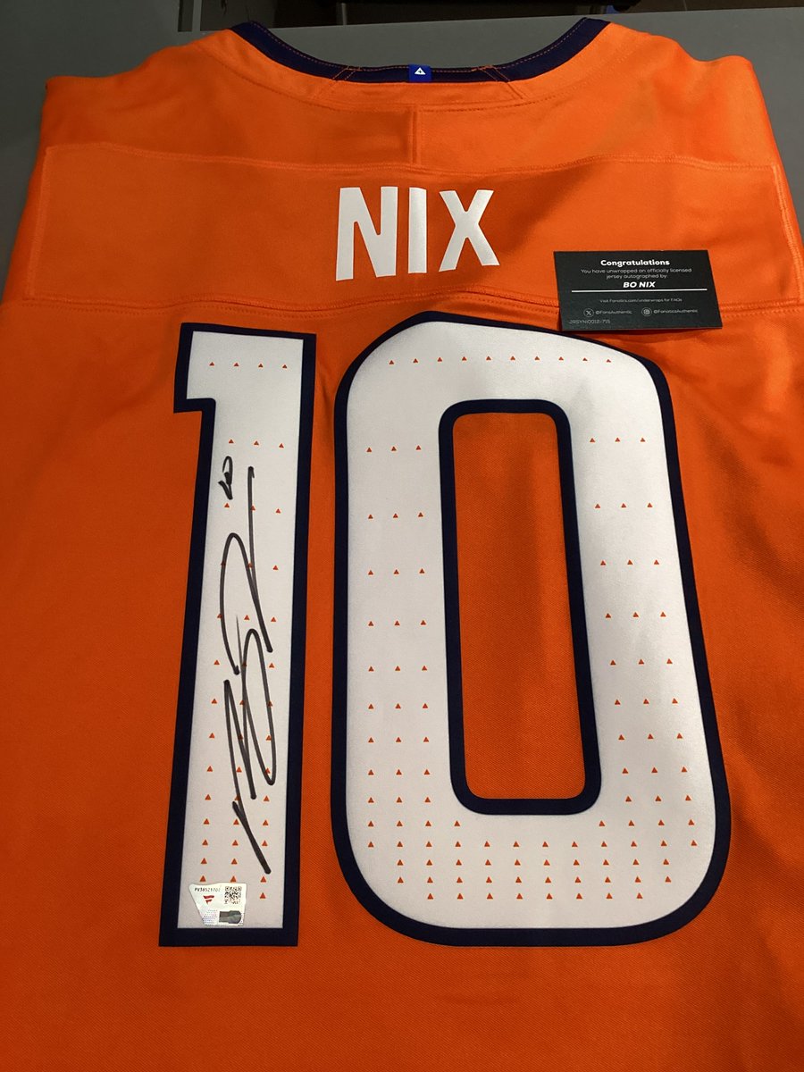 NFL で活躍するスター選手の直筆サイン入りユニフォーム大量に入荷