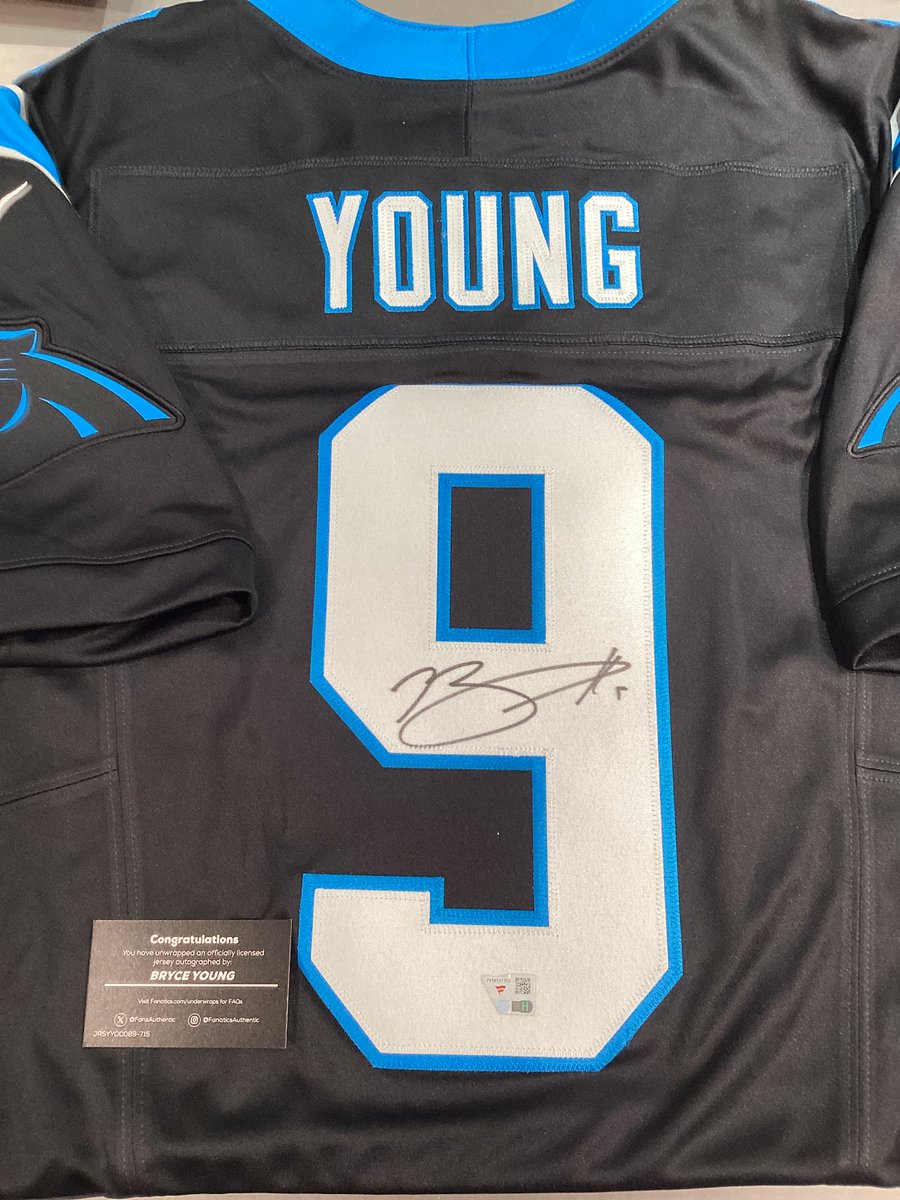 NFL で活躍するスター選手の直筆サイン入りユニフォーム大量に入荷