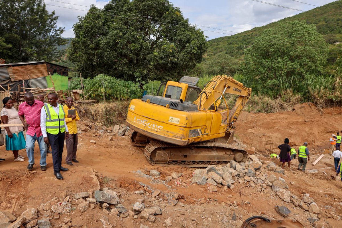 county017's tweet photo. Infrastructure CECM Eng. @Peter_N_Mumo on Monday inspected the ongoing upgrade of the Muangini–Mbyani–Ngalani Road.
A key focus is the Muangini Drift, a vital crossing being transformed into an all-weather section to prevent seasonal cut-offs. 🧵👇 #mutuladelivers https://t.co/aW1wBIUdgL