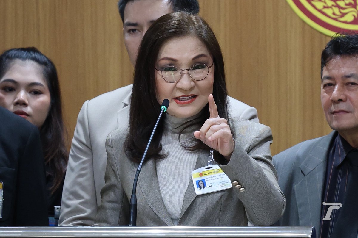 Thairath_News's tweet image. ทนายอั๋นยื่น ส.ว. ขอส่งศาล รธน. วินิจฉัยเลือกตั้งโมฆะ ปมบาร์โค้ดบัตรเลือกตั้ง

เมื่อเวลา 11.00 น. นายภัทรพงศ์ ศุภักษร หรือ “ทนายอั๋น บุรีรัมย์” เข้ายื่นหนังสือต่อ นันทนา นันทวโรภาส สมาชิกวุฒิสภา (ส.ว.) เพื่อขอให้ วุฒิสภา ดำเนินการส่งเรื่องให้ ศาลรัฐธรรมนูญ