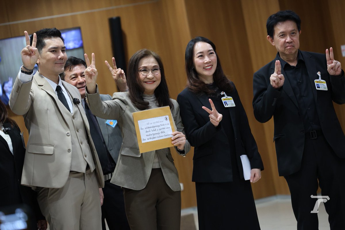 Thairath_News's tweet image. ทนายอั๋นยื่น ส.ว. ขอส่งศาล รธน. วินิจฉัยเลือกตั้งโมฆะ ปมบาร์โค้ดบัตรเลือกตั้ง

เมื่อเวลา 11.00 น. นายภัทรพงศ์ ศุภักษร หรือ “ทนายอั๋น บุรีรัมย์” เข้ายื่นหนังสือต่อ นันทนา นันทวโรภาส สมาชิกวุฒิสภา (ส.ว.) เพื่อขอให้ วุฒิสภา ดำเนินการส่งเรื่องให้ ศาลรัฐธรรมนูญ