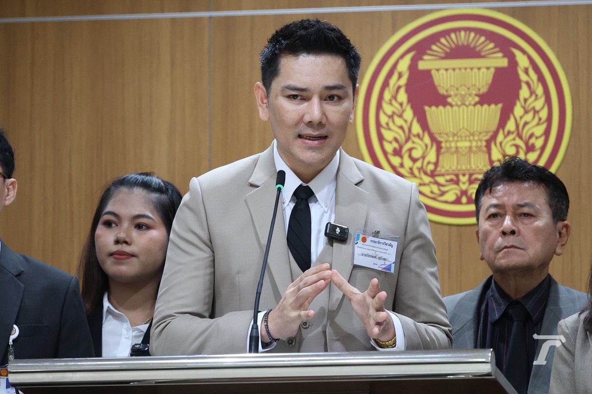 Thairath_News's tweet image. ทนายอั๋นยื่น ส.ว. ขอส่งศาล รธน. วินิจฉัยเลือกตั้งโมฆะ ปมบาร์โค้ดบัตรเลือกตั้ง

เมื่อเวลา 11.00 น. นายภัทรพงศ์ ศุภักษร หรือ “ทนายอั๋น บุรีรัมย์” เข้ายื่นหนังสือต่อ นันทนา นันทวโรภาส สมาชิกวุฒิสภา (ส.ว.) เพื่อขอให้ วุฒิสภา ดำเนินการส่งเรื่องให้ ศาลรัฐธรรมนูญ