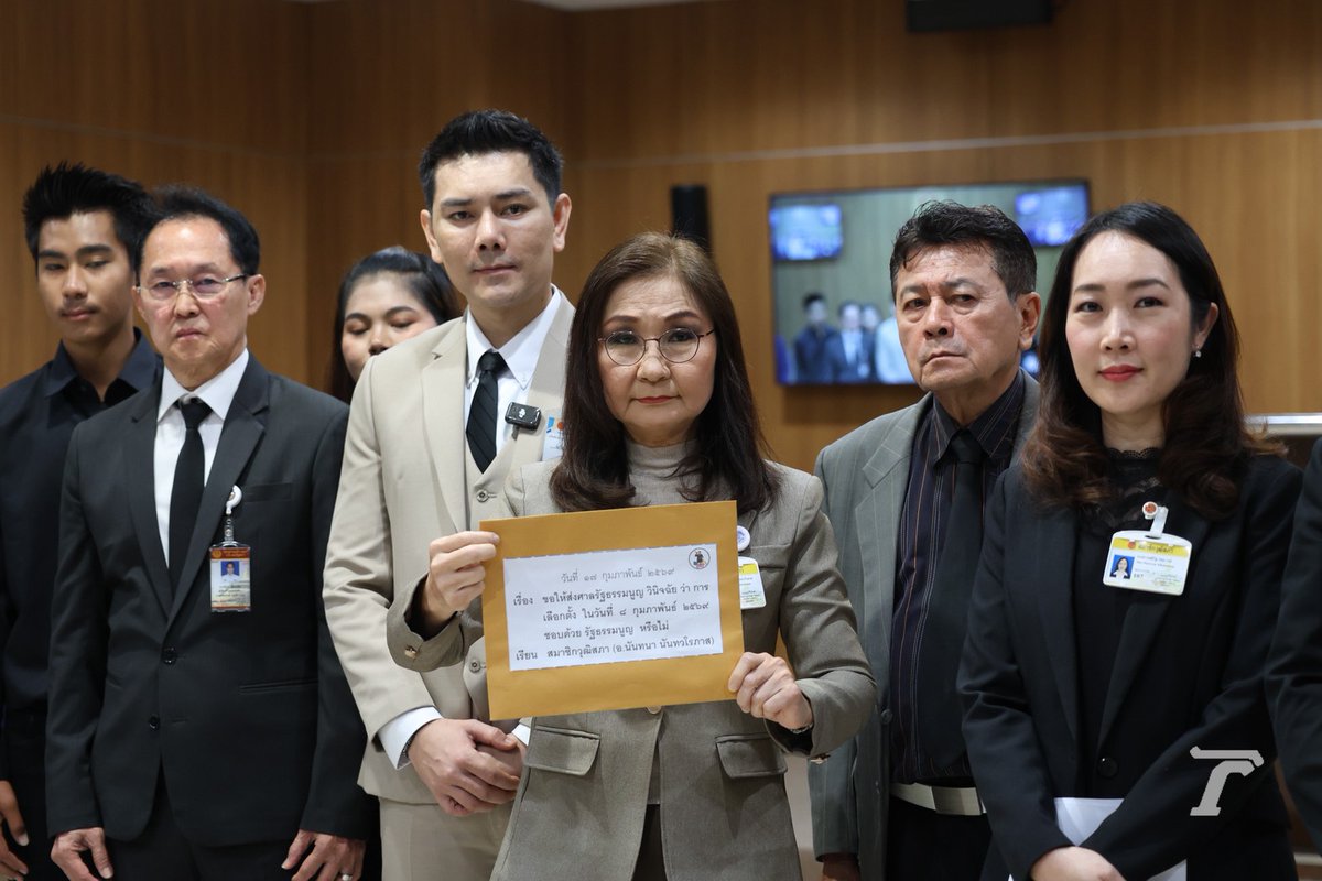 Thairath_News's tweet image. ทนายอั๋นยื่น ส.ว. ขอส่งศาล รธน. วินิจฉัยเลือกตั้งโมฆะ ปมบาร์โค้ดบัตรเลือกตั้ง

เมื่อเวลา 11.00 น. นายภัทรพงศ์ ศุภักษร หรือ “ทนายอั๋น บุรีรัมย์” เข้ายื่นหนังสือต่อ นันทนา นันทวโรภาส สมาชิกวุฒิสภา (ส.ว.) เพื่อขอให้ วุฒิสภา ดำเนินการส่งเรื่องให้ ศาลรัฐธรรมนูญ