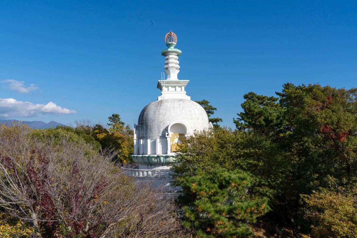 静岡県の駿河湾にある「田子の浦仏舎利塔」。「田子の浦」は万葉集の