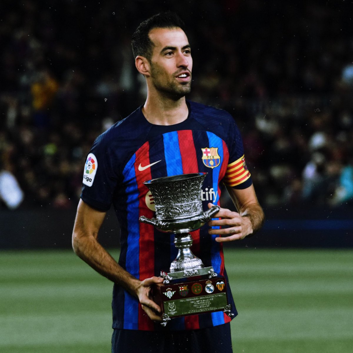 Si paling lambat katanya, tapi otak dia diatas rata2, dia tutup kekurangan speed dgn kemampuan potong bola. 90% Maksimum 2 detik pegang bola, sirkulasi bola lancar, bola atas selalu siap duel, tackling tanpa kompromi.

dan yg terpenting TIDAK PERNAH MALAS KEJAR BOLA