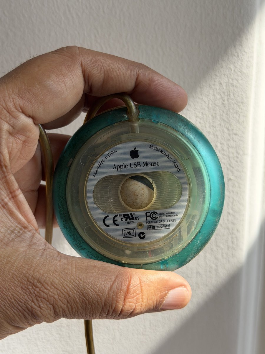 NimishAndAkriti's tweet image. Dusty. 
But still transparent. 
And still beautiful. 
Perhaps the most beautifully designed mouse ever. 
Yep, @nimishdubey still has that iconic “Puck Mouse” that came with the OG iMac.

#Nostalgia #Apple #iMac #Mouse