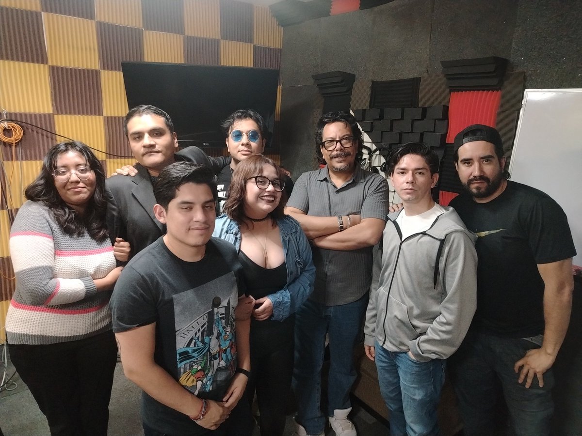 AftermoonF's tweet photo. Mucho trabajo que hacer empezando módulo con el gran actor locutor y profesor Alex Ortega, felicidades https://t.co/V0E0OnJ2q2