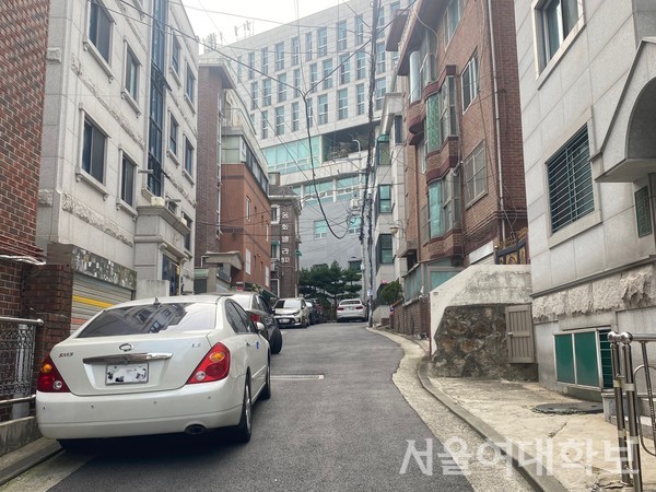 uing51431317's tweet photo. @bitco1_n 이정도면 한국에서 싼 집이야. 학생들이나 돈이 많지 않은 사람들이 잠깐씩 지내. 하지만 쥐나 바이러스도 없고 깨끗한편이야.. 근데 넌 생쥐랑 파리랑 같은 집에 사네? 집 크기가 문제가 아닌거같아 병신인니년아 https://t.co/5yhHmdy51N